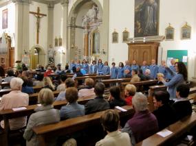 ... il CORO C.A.I. di Vittorio Veneto introduce il suo concerto dalle navate laterali delle chiesa ...
