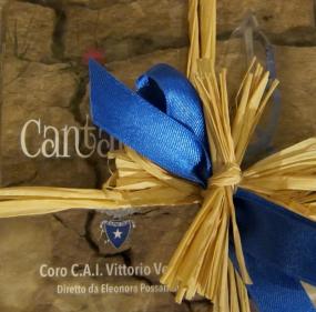 ... il CD musicale "CANTAMONTI" del CORO C.A.I. di Vittorio Veneto ... donato agli organizzatori del concerto di musica sacra a Corbanese ... 
