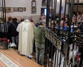... Monsignor Silvano De Cal distribuisce la comunione ai numerosi fedeli presenti al Santuario della Madonna della Salute ... 
