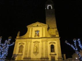 ... La chiesa Arcipretale di  Santa Maria Assunta di Cison di Valmarino di sera ...