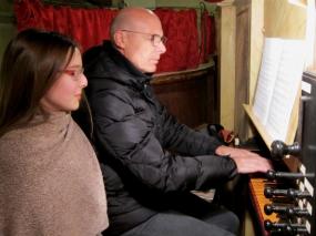 ... il maestro Aldo Ciciliot all´organo con la giovane assistente e musicista Chiara Callesella ... 