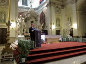 ... il maestro Pierangelo Callesella presenta il Concerto di Natale 2014 nella chiesa Arcipretale di  Santa Maria Assunta di Cison di Valmarino...