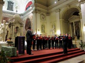 ... il maestro Pierangelo Callesella dirige la Schola Cantorum di Cison di Valmarino ...