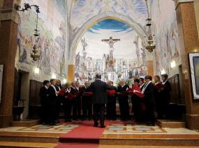 ... il maestro Pierangelo Callesella dirige il coro Le Voci Amiche di San Polo di Piave ...