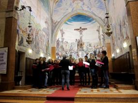...la maestra Antonia Comis dirige il coro Women Vox di Vittorio Veneto ...