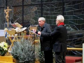 ... Don Fabrizio Mariani saluta il pubblico della comunità di San Michele di Sacile ... 