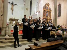 ... la maestra Mariagrazia  Marcon presenta il Coro San Daniele di Carpesica  ...