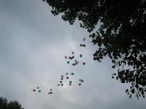 ... il lancio dei palloncini tricolori ...