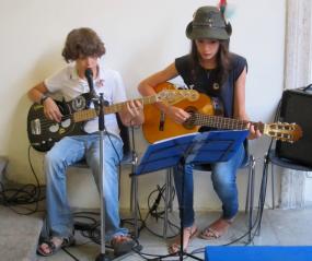 ... due giovani musicisti ... Alberto Da Ros al basso e Giorgi Da Ros alla chitarra ...