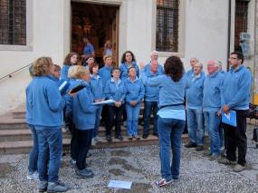 ... la maestra Eleonora Possamai dirige il concerto al tramonto del CORO C.A.I. di Vittorio Veneto ...