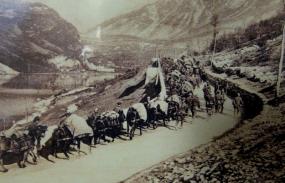 ... foto d´epoca di una colonna militare lungo la Val Lapisina ...
