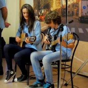 ... Giorgia Da Ros alla chitarra con il fratello Alberto al basso ....