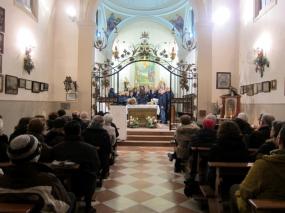 ... soci CA.I. di Vittorio Veneto ascoltano il piccolo concerto di Natale del CORO C.A.I.  al Santuario della Madonna della Salute ... 