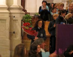 ... la maestra Eleonora Possamai con l´omaggio floreale al Concerto di Natale 2015 al Duomo di Serravalle di Vittorio Veneto ... 