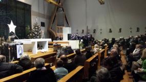 ... il numeroso pubblico presente al 16° concerto di Natale "La Ciara Stela" nella chiesa di San Michele di Sacile ...