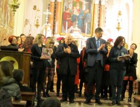 ...  il Parroco ed il Sindaco di Cordignano omaggiano i protagonisti del 31° Concerto di Natale nella chiesa di Santo Stefano a Pinidello di Cordignano ...