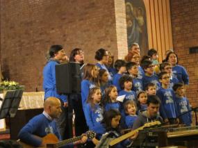 ... il "Coro dei Giovani e delle Famiglie, è più bello stare insieme" della parrocchia di Meschio di Vittorio Veneto ...  