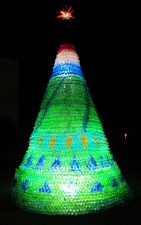 ... l´ecologico albero di Natale, fatto con le bottiglie di plastica riciclate,  della parrocchia di SS. Pietro e Paolo di Vittorio Veneto ...