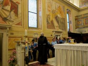 ... il frate priore saluta i coristi del CORO C.A.I. di Vittorio Veneto ... 
