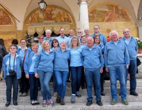 ... foto di gruppo dl CORO C.A.I. di Vittorio Veneto al  Santuario Madonna del Frassino ... 