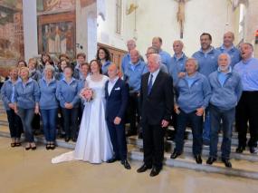 ... foto di gruppo degli sposi Eleonora e Massimo con i coristi del CORO C.A.I. di Vittorio Veneto ... 