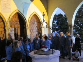 ... il CORO C.A.I. di Vittorio Veneto in concerto nel chiostro del Santuario di Santa Augusta ... 