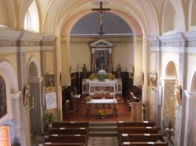 ... l´interno della chiesa di Sant´Anna con la pala di Tiziano Vecellio a Zoppè di Cadore ...