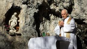 ... Don Gianpiero Moret celebra la messa alla gotta della Madonna dell´Agnelezza ...