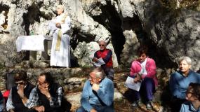 ... suggestiva omelia di Don Gianpiero Moret  alla  grotta della Madonna dell´Agnelezza ...  