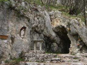 ... la grotta della Madonna dell´Agnelezza sulle pendici del Monte Pizzoc ... 