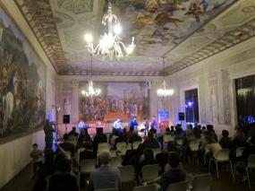 ... allievi della scuola di musica San Giuseppe di Vittorio veneto nella bella "Sala della Vittoria" del museo della Battaglia ...  