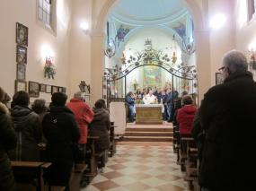 ... Don Fabrizio Mariani celebra la messa di Natale per i soci C.A.I. della sezione di Vittorio Veneto ...