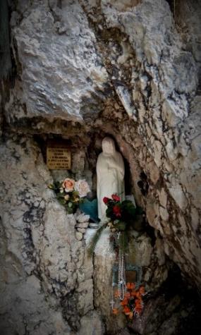 ... una madonnina alla grotta dell´Agnelezza alle pendici del monte Pizzoc ...