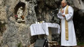 ... Don Gianpiero Moret celebra la messa alla Madonna dell´Agnelezza ...