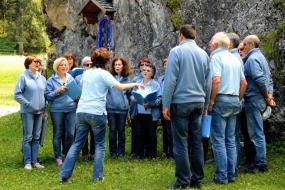 ... "Concerto tra le Rocce" del CORO C.A.I. di Vittorio Veneto in Val Garés ...  sotto la roccia ... 
