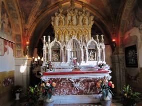 ... l´altare con le reliquie di Santa Augusta nell´omonimo Santuario di Vittorio Veneto ... 