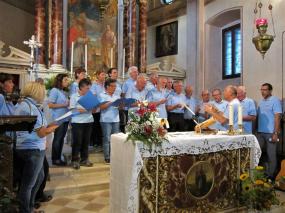 ... il maestro pro tempore Luigi Naibo dirige il CORO C.A.I. di Vittorio Veneto al Santuario di Santa Augusta ... 