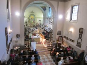 ... fedeli alla messa nel  Santuario della Madonna della Salute di Vittorio Veneto ... 