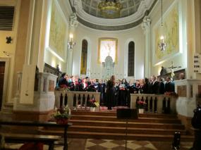 ... esecuzione del canto "Tu scendi dalle Stelle" a voci unite eseguito dai tre cori protagonisti del bel Concerto di Natale 2017 nel giorno di Santo Stefano nella chiesa di Lago ... 