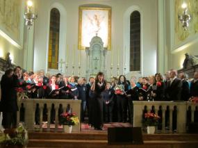 ... uscita "d´InCanto" dei cori che cantando lungo le navate della chiesa hanno ringraziato ed emozionato il pubblico presente al concerto di Natale 2017 nella chiesa di Lago ... 
