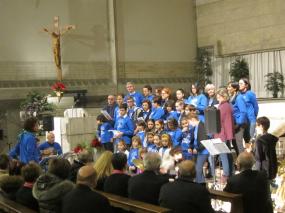 ... l´ordinale e bel coro dei giovani e delle famiglie della parrocchia di Meschio ...