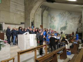 ... canto finale a voci unite per i cori protagonisti del bel Concerto di Epifania 2018 nella chiesa di San Giuseppe a Costa di Vittorio Veneto ...  ... 