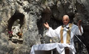 ... Don Gianpiero Moret celebra la messa ala grotta della Madonna dell´Agnelezza ... 