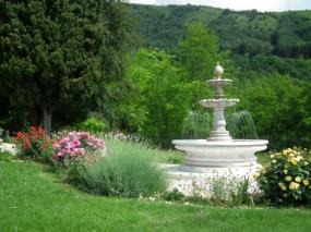 ... il giardino nei pressi del Santuario della Madonna Del Monte in Costa d´Aviano in località Marsure ... 