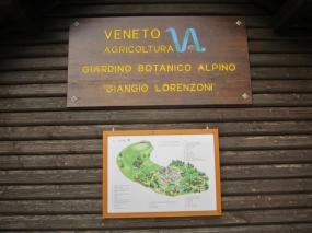 ... la targa del Giardino Botanico Alpino Giangio Lorenzoni ...