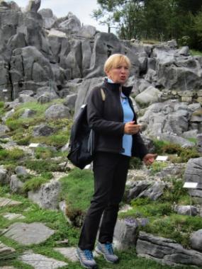 ... la professoressa Veronica Borsato spiga gli aspetti geologici che caratterizzano le rocce dei monti dell´Alpago ....