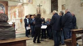 ... la maestra Eleonora Possamai dirige il CORO C.A.I. di Vittorio Veneto nella bella chiesa di San Silvestro Papa ... 