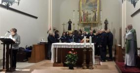 ... Regina Manfè con Don Gianpiero Moret ed il CORO C.A.I. di Vittorio Veneto nella chiesa di Sonego - Fregona ... 