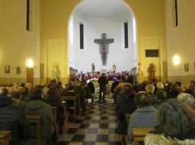 ... il maestro Roberto Battistella dirige la  "Corale San Martino" di Salgareda al Concerto di Natale 2018 nella chiesa di Saccon ...