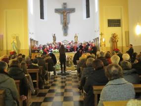 ... la maestra Cristina Battistella dirige la  "Corale San Martino" di Salgareda al Concerto di Natale 2018 nella chiesa di Saccon ...